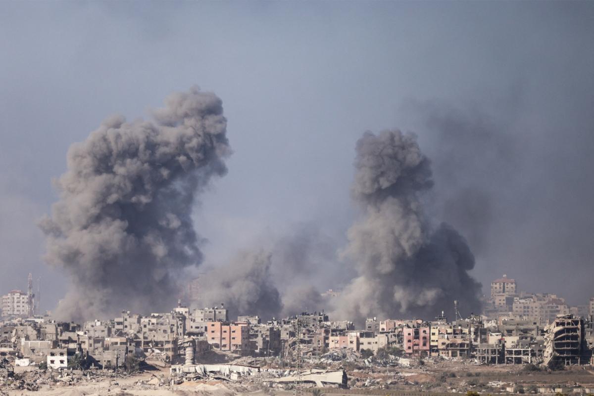 Một bức ảnh được chụp ở miền nam Israel gần biên giới với Dải Gaza hôm 11/12/2023 cho thấy khói cuồn cuộn trong cuộc oanh tạc của Israel vào phía bắc Gaza trong bối cảnh giao tranh vẫn tiếp diễn giữa Israel và nhóm khủng bố Hamas. (Ảnh: Menahem Kahana/AFP qua Getty Images)