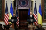 Tổng thống Ukraine Volodymyr Zelenskyy và Tổng thống Joe Biden tổ chức một cuộc họp báo tại Phòng Hiệp ước Ấn Độ của Tòa nhà Văn phòng Điều hành Eisenhower ở Hoa Thịnh Đốn, hôm 12/12/2023. (Ảnh: Chip Somodevilla/Getty Images)