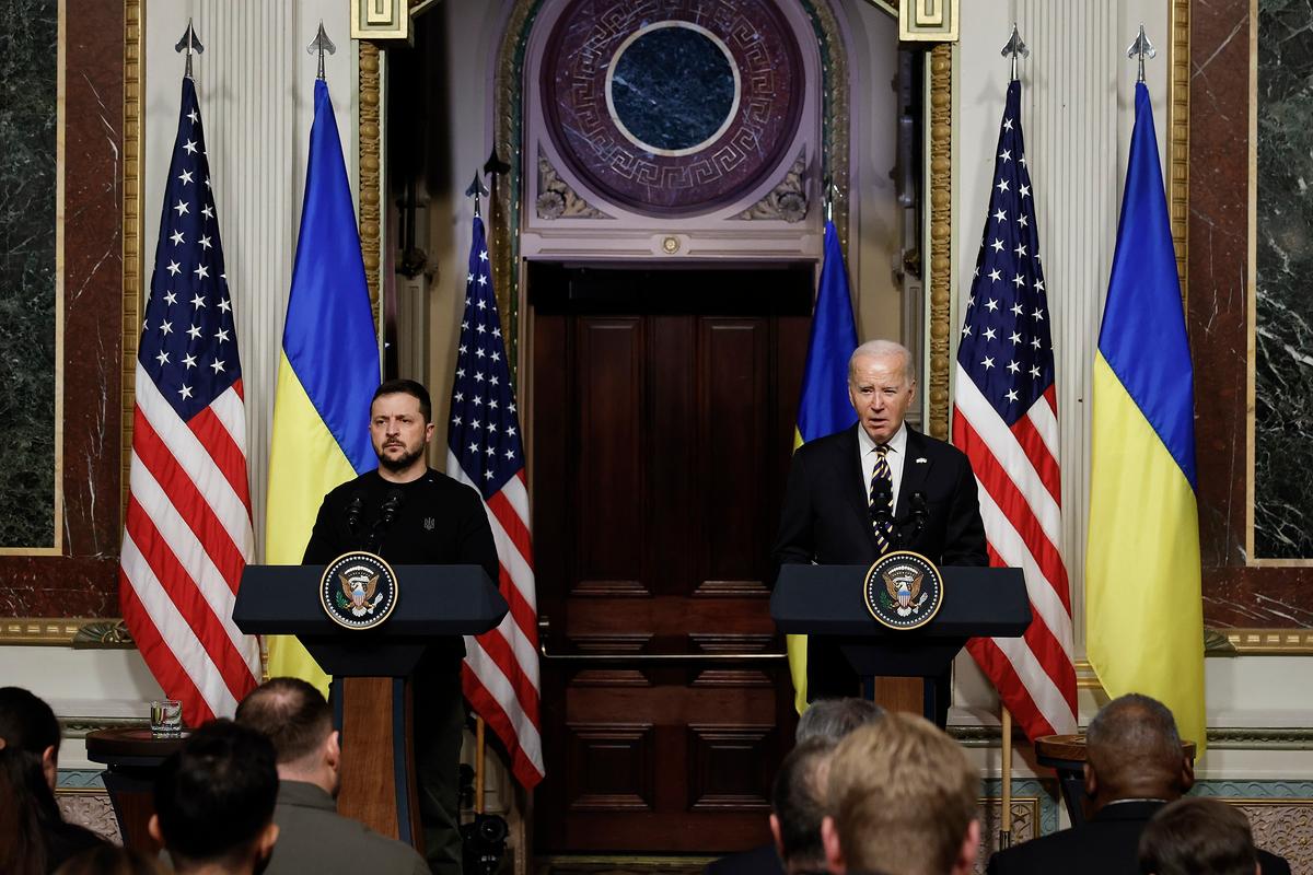 Tổng thống Ukraine Volodymyr Zelenskyy và Tổng thống Joe Biden tổ chức một cuộc họp báo tại Phòng Hiệp ước Ấn Độ của Tòa nhà Văn phòng Điều hành Eisenhower ở Hoa Thịnh Đốn, hôm 12/12/2023. (Ảnh: Chip Somodevilla/Getty Images)
