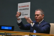 Đại diện thường trực của Israel tại Liên Hiệp Quốc Gilad Erdan trình bày trong cuộc họp Đại hội đồng Liên Hiệp Quốc để bỏ phiếu về một nghị quyết không mang tính ràng buộc yêu cầu “một lệnh ngừng bắn nhân đạo ngay lập tức” ở Gaza, tại trụ sở Liên Hiệp Quốc ở New York, hôm 12/12/2023. (Ảnh: Angela Weiss/AFP qua Getty Images)