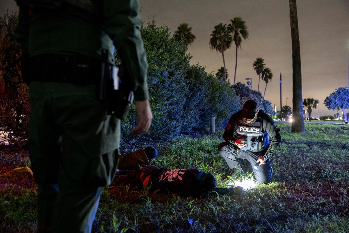 Các nhân viên Tuần tra Biên giới và nhân viên chấp pháp Texas bắt giữ những người nhập cư bất hợp pháp gần biên giới Hoa Kỳ-Mexico ở McAllen, Texas vào ngày 01/12/2022. (Ảnh: John Moore/Getty Images)