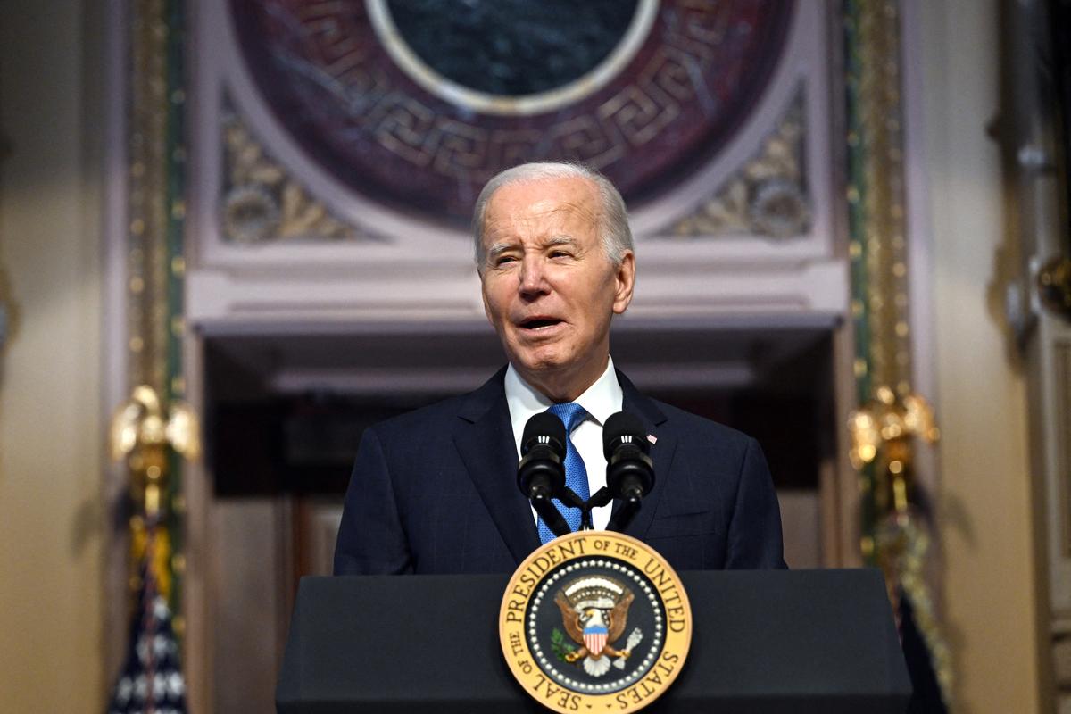 Tổng thống Joe Biden trình bày tại một cuộc họp của Hội đồng Cố vấn Cơ sở Hạ tầng Quốc gia, tại Phòng Hiệp ước người Mỹ bản địa của Tòa Bạch Ốc ở Hoa Thịnh Đốn hôm 13/12/2023. (Ảnh: Jim WATSON/AFP)