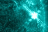 Một cơn bão mặt trời được nhìn thấy trong tia sáng rực rỡ góc trên bên phải ảnh vào ngày 14/12/2023. (Ảnh: NASA qua AP)