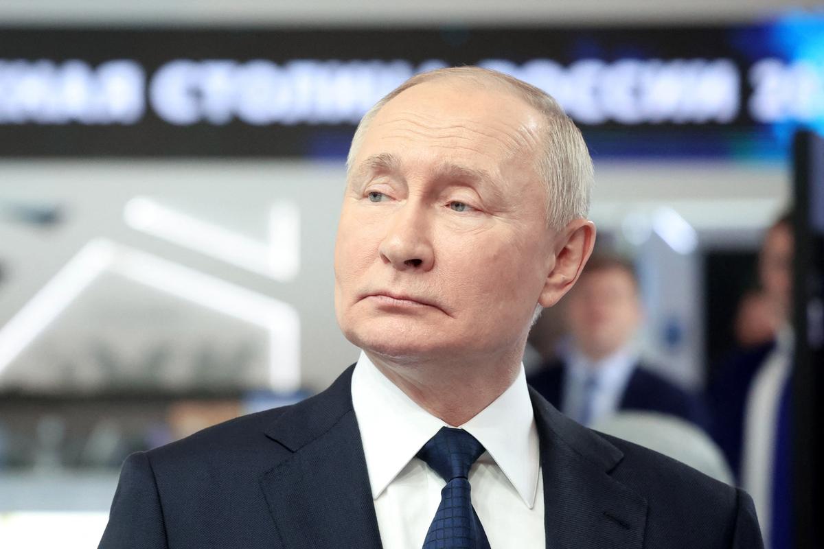 Tổng thống Nga Vladimir Putin đến thăm triển lãm thành tựu “Nước Nga” trước hội nghị Đảng Nước Nga Thống Nhất ở Moscow hôm 17/12/2023. (Ảnh: Sergey Fadeichev/Pool/AFP)