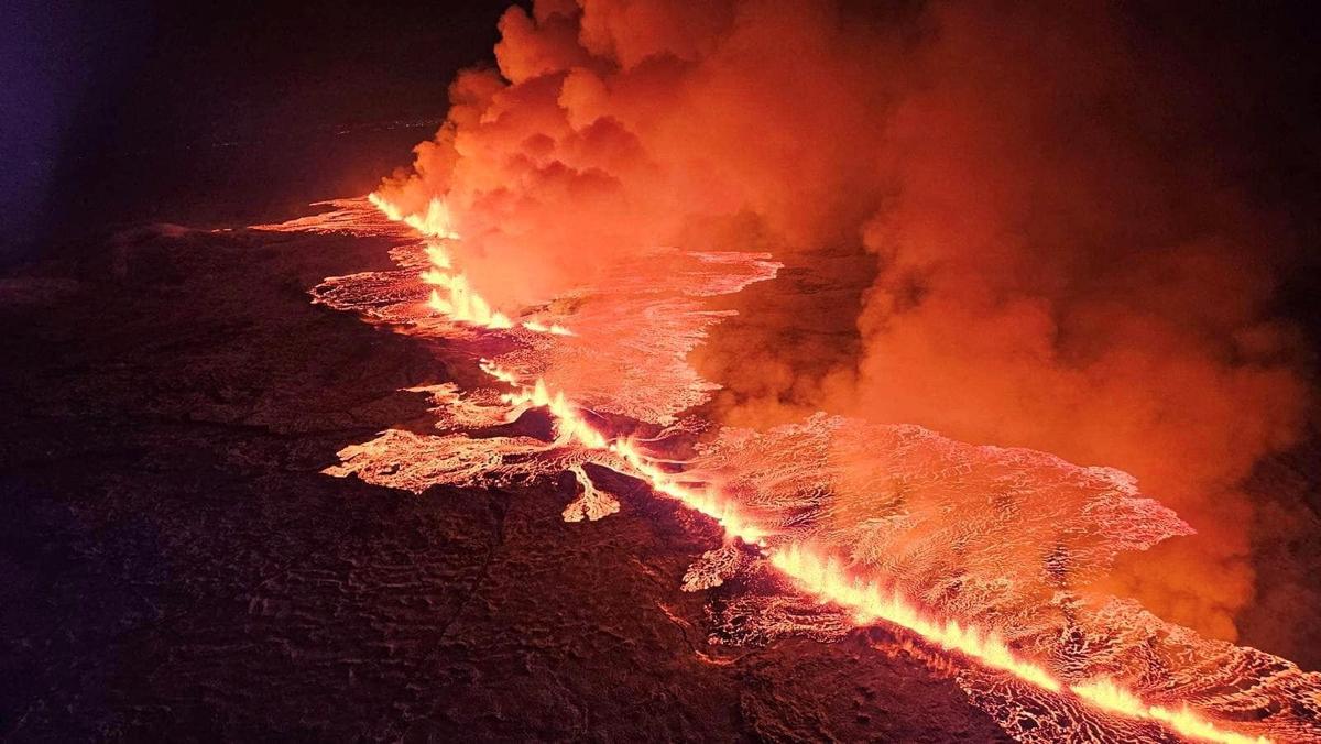 Núi lửa Iceland phun trào gần một thị trấn sau nhiều tuần hoạt động