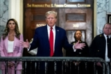 Cựu Tổng thống Donald Trump nói với các nhân viên truyền thông khi ông đến Tòa án Tối cao Tiểu bang New York trong phiên tòa xét xử gian lận dân sự đối với Tổ chức Trump, tại thành phố New York, hôm 07/12/2023. (Ảnh: Timothy A. Clary/AFP via Getty Images)