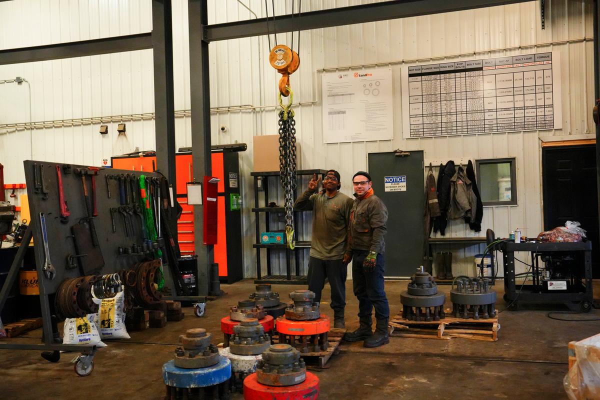 Giám sát cửa hàng Frank Parris (trái), và anh Igor, một công nhân ‘tạm tha nhân đạo’ người Ukraine không muốn trò chuyện với The Epoch Times, kiểm tra hàng tồn kho tại SandPro LLC ở Berthold, North Dakota, hôm 19/12/2023. (Ảnh: Madalina Vasiliu/The Epoch Times)