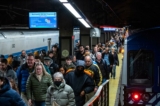 Hành khách đi dọc theo sân ga khi đến Ga Grand Central ở New York, hôm 21/12/2023. (Ảnh: Eduardo Munoz Alvarez/AP Photo)