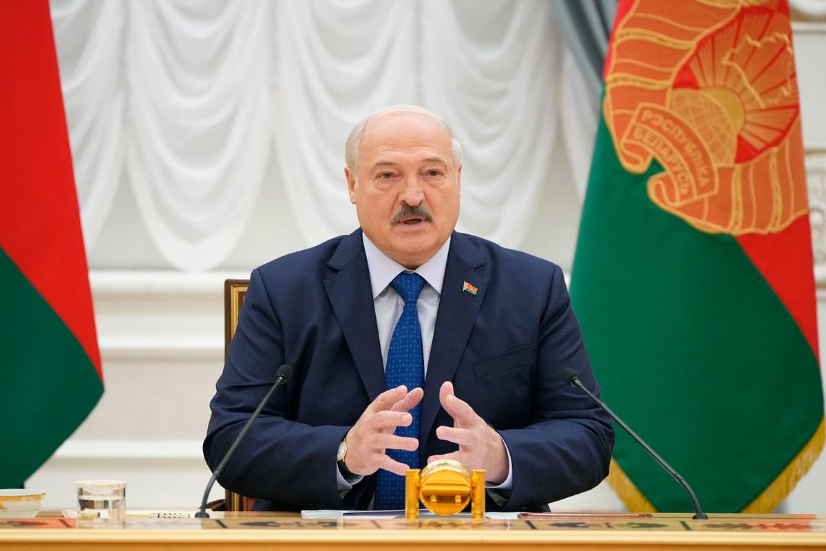 Tổng thống Belarus Alexander Lukashenko nói trong một cuộc họp với thông tín viên ngoại quốc ở Minsk, Belarus, hôm 06/07/2023. (Ảnh: Alexander Zemlianichenko/AP Photo)
