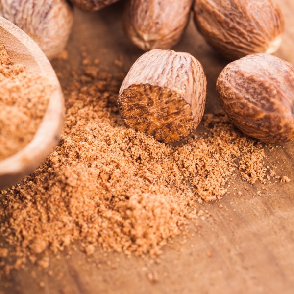 Với đặc tính làm se, hạt nhục đậu khấu được dùng để cải thiện tiêu hóa và điều trị tiêu chảy. (Ảnh: Oksana Shufrych/Shutterstock)