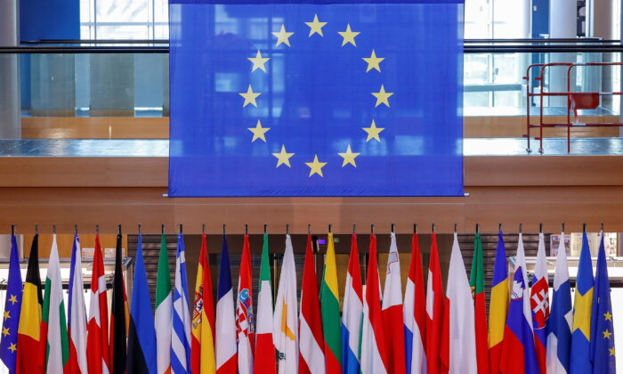Cờ của Liên minh  u Châu được treo tại Nghị viện  u Châu ở Strasbourg, Pháp, vào ngày 24/11/2021. (Ảnh: Julien Warnand/qua Reuters)