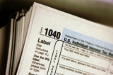 Một chồng tờ khai thuế thu nhập cá nhân mẫu 1040 cho năm 2005 tại Thư viện Công cộng Des Plaines ở Des Plaines, Illinois, hôm 23/03/2006. (Ảnh: Tim Boyle/Getty Images)