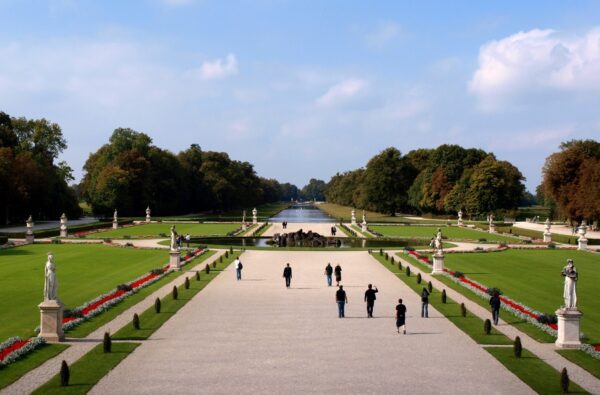 Khu vườn Nymphenburg phong cách Baroque, bên cạnh lâu đài, có rất nhiều bức tượng [theo phong cách] Hy Lạp - La Mã. Nhà thiết kế khu vườn là ông Dominique Girard, một bậc thầy về đài phun nước ở Versailles và là học trò của André Le Nôtre, người thiết kế khu vườn Versailles. Khu vườn này là một phần của công viên cung điện rộng 445 mẫu Anh do tuyển đế hầu Max Emanuel bố trí. Vào đầu thế kỷ 19, kiến trúc sư sân vườn Friedrich Ludwig von Sckell thiết kế lại khu vườn theo phong cách vườn phong cảnh kiểu Anh. Đài phun nước, đại lộ, và kênh trung tâm phía trước cung điện vẫn còn sót lại từ khu vườn Baroque nguyên gốc. Ngày nay, công viên Nymphenburg là một trong những ví dụ điển hình nhất về thiết kế sân vườn và phong cách vườn phong cảnh kiểu Anh tại nước Đức. (Ảnh: Florian Adler/CC BY-SA 3.0)