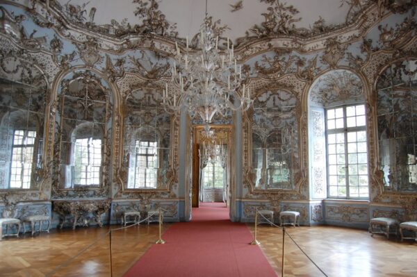 Phòng trưng bày chân dung các nàng thơ (Gallery of Beauty) nổi tiếng bao gồm 36 bức chân dung của họa sĩ hoàng gia Joseph Karl Stieler. Bộ sưu tập chân dung này ban đầu được trưng bày tại Dinh thự Munich (nơi ở cũ của các tuyển hầu, công tước, và vua xứ Bavaria), sau đó được chuyển đến Nymphenburg. Vào thời điểm đó, vẻ đẹp bên ngoài được coi là biểu hiện của sự hoàn mỹ về mặt đạo đức, được thể hiện qua chân dung của các mỹ nhân trong phòng trưng bày. Vẻ đẹp và nghệ thuật hiện diện khắp nơi trong cung điện này. (Ảnh: Kaho Mitsuki/CC BY-SA 3.0)