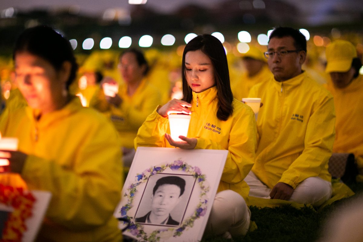 Các học viên Pháp Luân Công tham gia lễ thắp nến tưởng niệm để tưởng nhớ các học viên bị sát hại ở Trung Quốc vì đức tin của họ, tại Hoa Thịnh Đốn, vào ngày 22/06/2018. (Ảnh: Benjamin Chasteen/The Epoch Times)