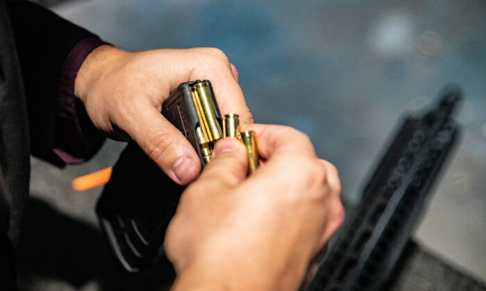 Một người đàn ông nạp những viên đạn cỡ nòng .223 vào băng đạn súng trường AR-15 tại trường bắn chiến thuật FT3 ở Stanton, California, vào ngày 03/05/2021. (Ảnh: John Fredricks/The Epoch Times)