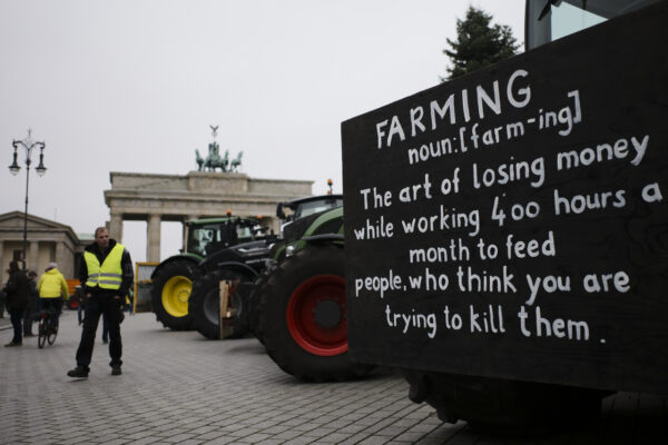 Nông dân đậu máy kéo của họ trước Cổng Brandenburg để biểu tình ở Berlin, Đức, vào ngày 26/11/2019. (Ảnh: Markus Schreiber/AP)