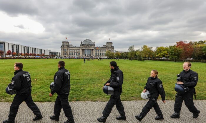 Cảnh sát chống bạo động Đức di chuyển theo đội hình trước tòa nhà Nghị viện Đức (Reichstag), nơi một cuộc biểu tình do đảng chính trị cánh hữu Sự Lựa chọn Thay thế cho nước Đức (AfD) tổ chức diễn ra tại Berlin vào ngày 08/10/2022. (Ảnh: Omer Messinger/Getty Images)