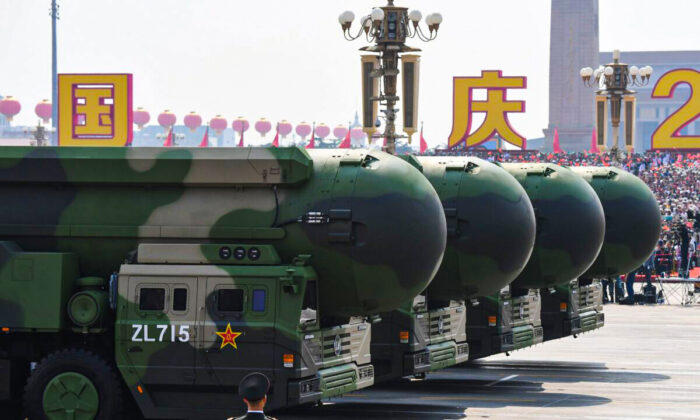 Hỏa tiễn đạn đạo liên lục địa có khả năng mang đầu đạn hạt nhân DF-41 của Trung Quốc trong một cuộc duyệt binh tại Quảng trường Thiên An Môn ở Bắc Kinh, Trung Quốc, vào ngày 01/10/2019. (Ảnh: Greg Baker/AFP qua Getty Images)