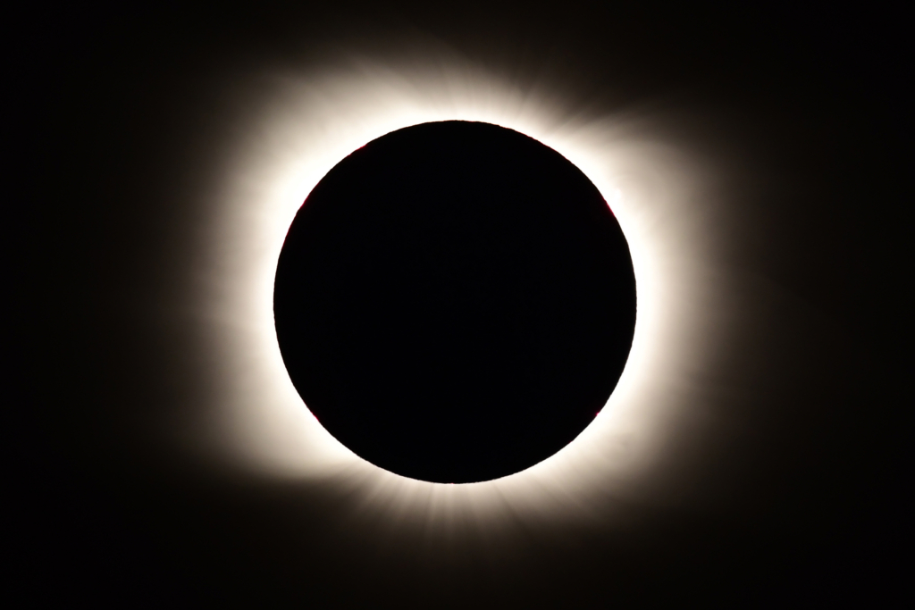 Hiện tượng nhật thực toàn phần được quan sát tại Piedra del Aquila, tỉnh Neuquen, Argentina. Ảnh chụp vào ngày 14/12/2020. (Ảnh: RONALDO SCHEMIDT / AFP/Getty Images)