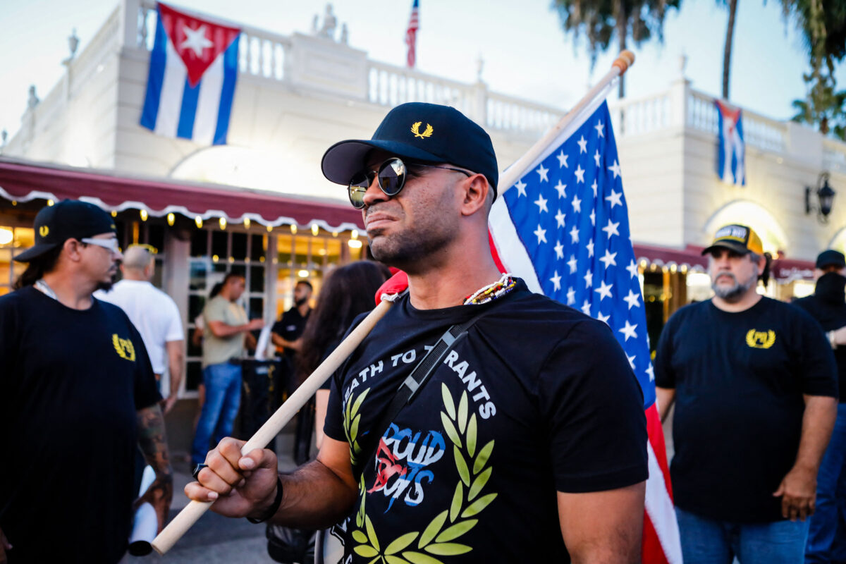 Ông Henry “Enrique” Tarrio, khi đó là lãnh đạo của The Proud Boys, cầm một lá cờ Hoa Kỳ trong một cuộc biểu tình thể hiện sự ủng hộ đối với những người dân Cuba biểu tình phản đối chính phủ của họ ở Miami, Florida, vào ngày 16/07/2021. (Ảnh: Eva Marie Uzcategui/AFP qua Getty Images)