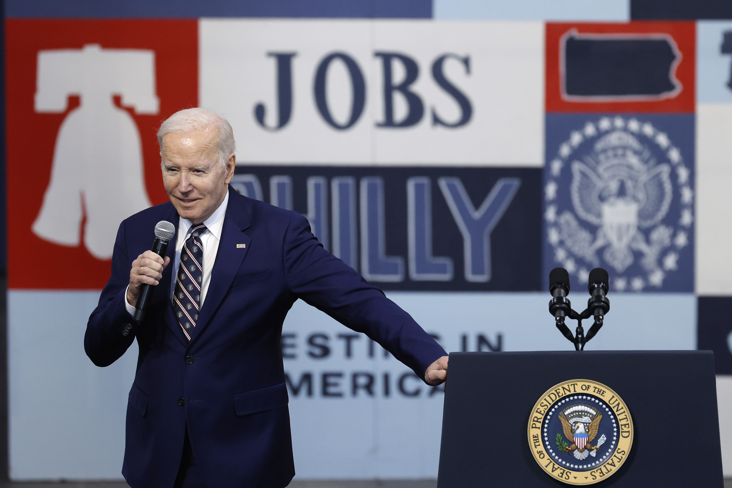 Tổng thống Joe Biden nói về ngân sách liên bang tài khóa 2024 được đề xướng của ông trong một sự kiện tại Viện Thương mại Hoàn thiện ở Philadelphia, hôm 09/03/2023. (Ảnh: Chip Somodevilla/Getty Images)