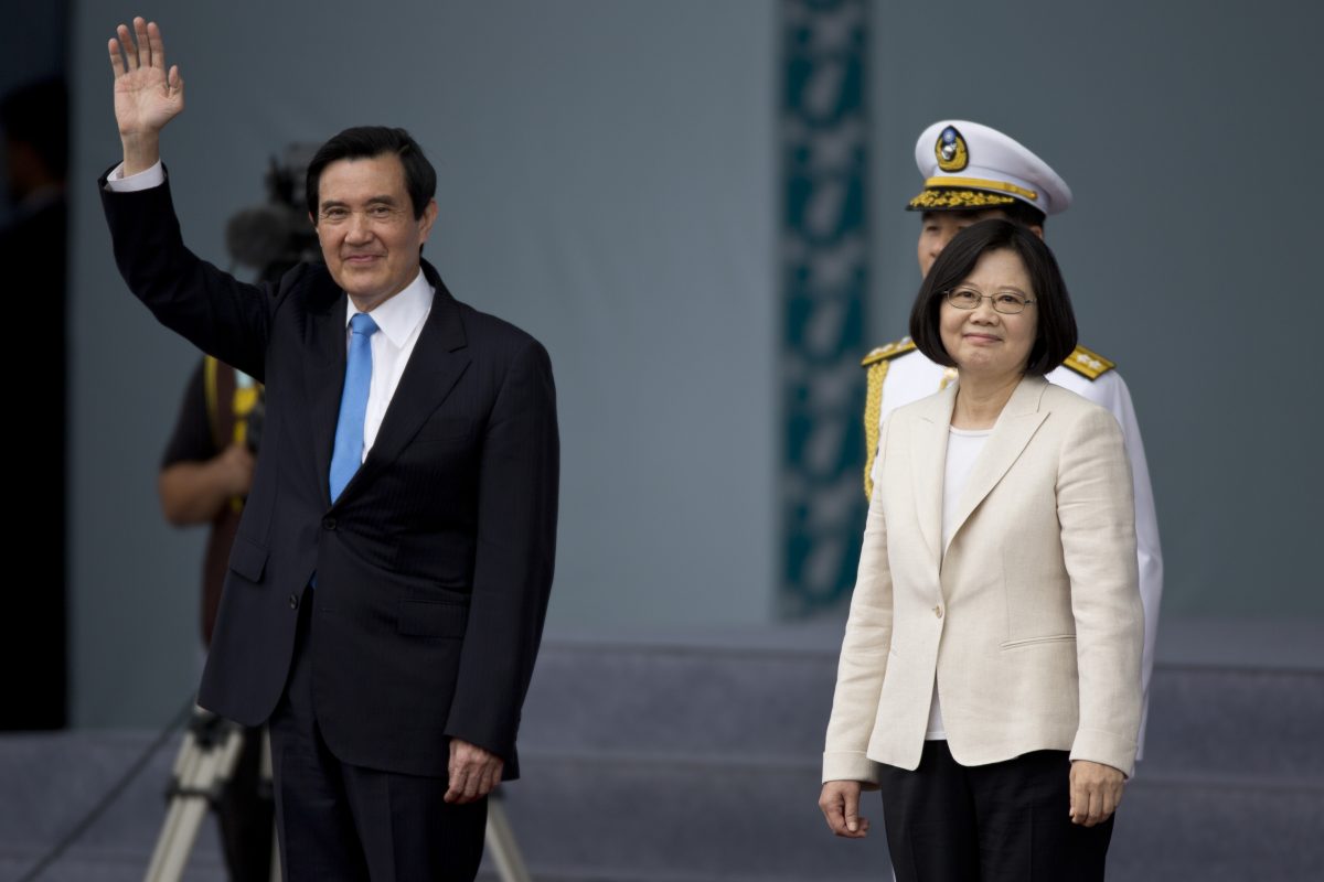 Tổng thống sắp mãn nhiệm của Đài Loan bà Thái Anh Văn (phải) và cựu Tổng thống Đài Loan Mã Anh Cửu (trái) chào đón người dân ở Đài Bắc, Đài Loan, vào ngày 20/05 /2016. (Ảnh: Ashley Pon/Getty Images)