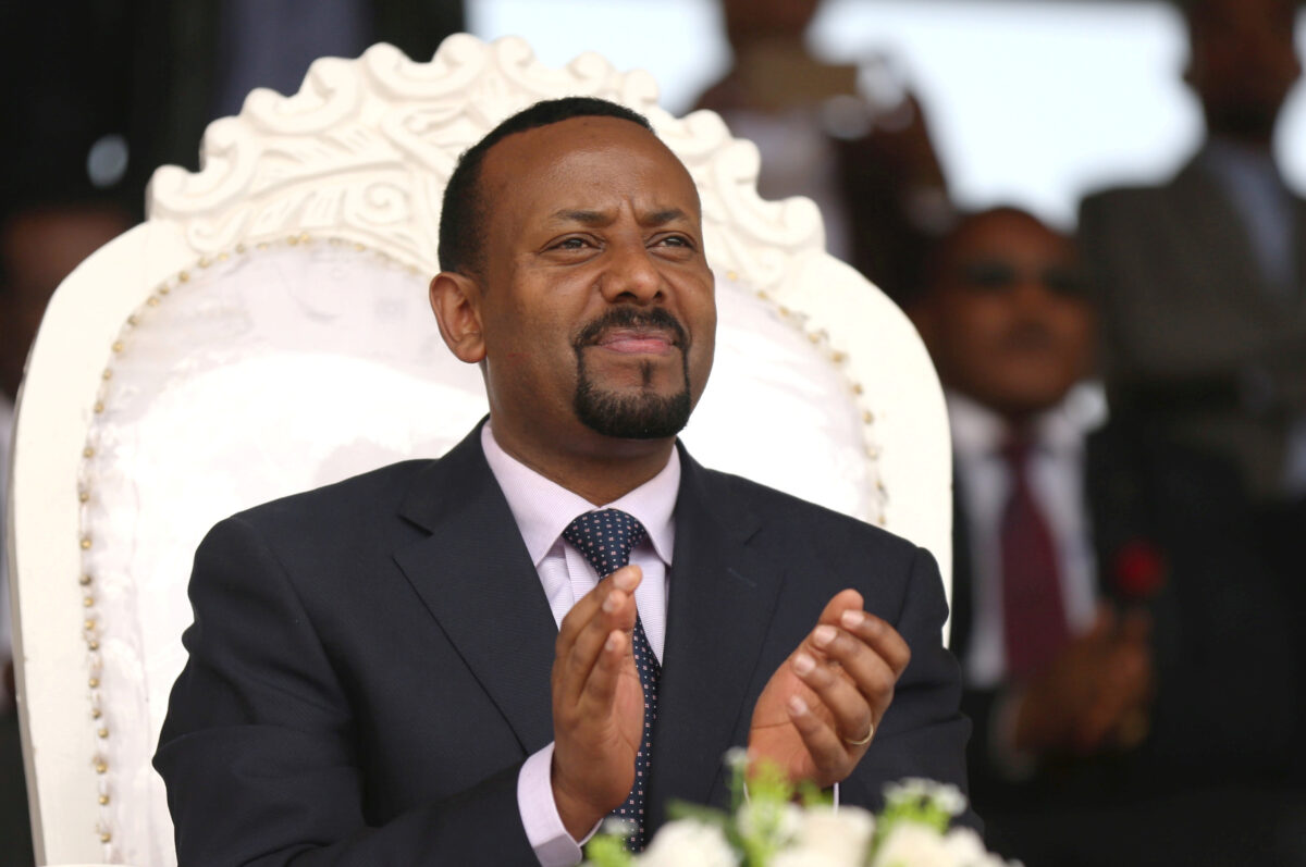 Thủ tướng Ethiopia Abiy Ahmed tham dự một cuộc biểu tình trong chuyến thăm Ambo ở vùng Oromiya, Ethiopia, vào ngày 11/04/2018. (Ảnh: Tiksa Negeri/Reuters)