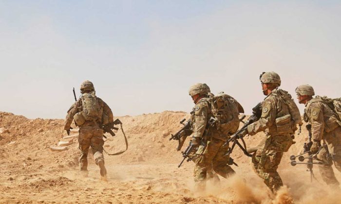 Các binh sĩ thuộc Trung đoàn Kỵ binh số Ba nhanh chóng di chuyển đến một bờ đê bằng đất để vào vị trí chiến đấu gấp rút trong một cuộc tập trận bắn đạn thật gần Căn cứ Không quân Al Asad, Iraq, vào ngày 26/09/2018. (Ảnh: Ảnh của Vệ binh Quốc gia Hoa Kỳ do Trung úy Leland White thực hiện)
