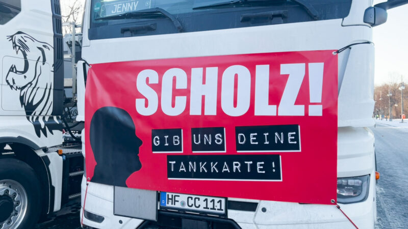 Xe tải từ khắp nước Đức tụ tập biểu tình tại Cổng thành Brandenburg, hôm 19/01/2024. (Ảnh: Matthias Kehrein/Epoch Times)
