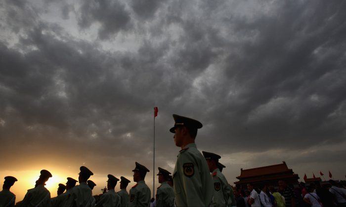 Cảnh sát bán quân sự tuần tra Quảng trường Thiên An Môn bên ngoài Tử Cấm Thành ở Bắc Kinh, vào ngày 18/05/2011. (Ảnh: Feng Li/Getty Images)