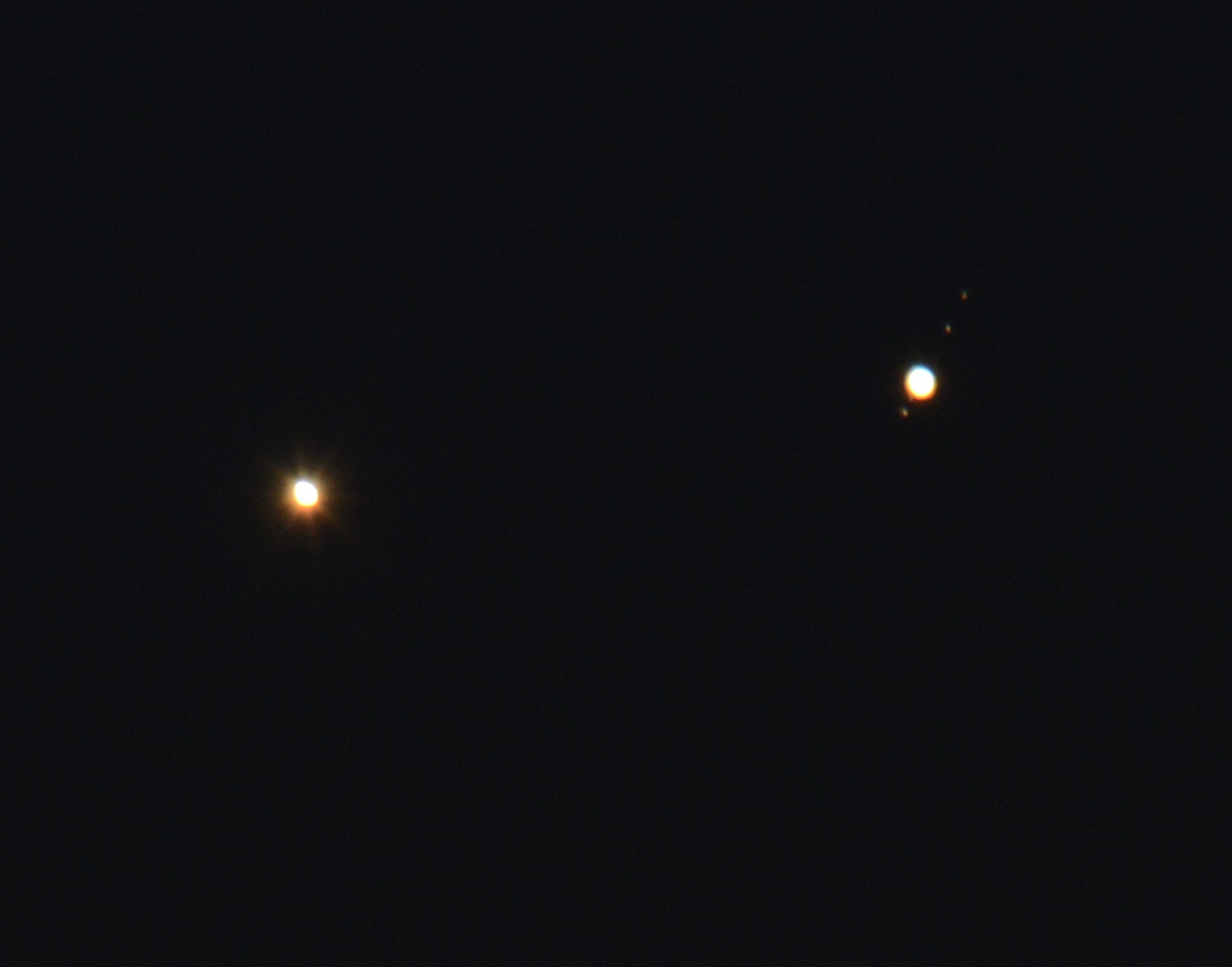 Ngày 18/08/2014, trên bầu trời trước lúc bình minh của New York, Kim Tinh (trái) và Mộc Tinh (phải) cùng mọc lên và giao hội một cách hiếm hoi. Hai hành tinh cách nhau khoảng 0.25 độ khi nhìn từ Trái Đất. Ngoài ra còn có các vệ tinh của Mộc Tinh (từ trên xuống dưới, từ phải sang trái): Europa, Io, Callisto (gần hành tinh) và Ganymede. (Ảnh: STAN HONDA/AFP/Getty Images)