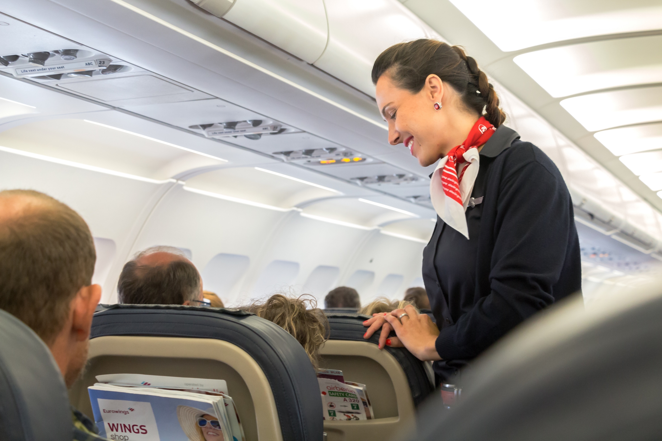 Tiếp viên hàng không sẽ sử dụng ký hiệu giao tiếp để nói về hành khách mà họ phục vụ. (Ảnh: Shutterstock)
