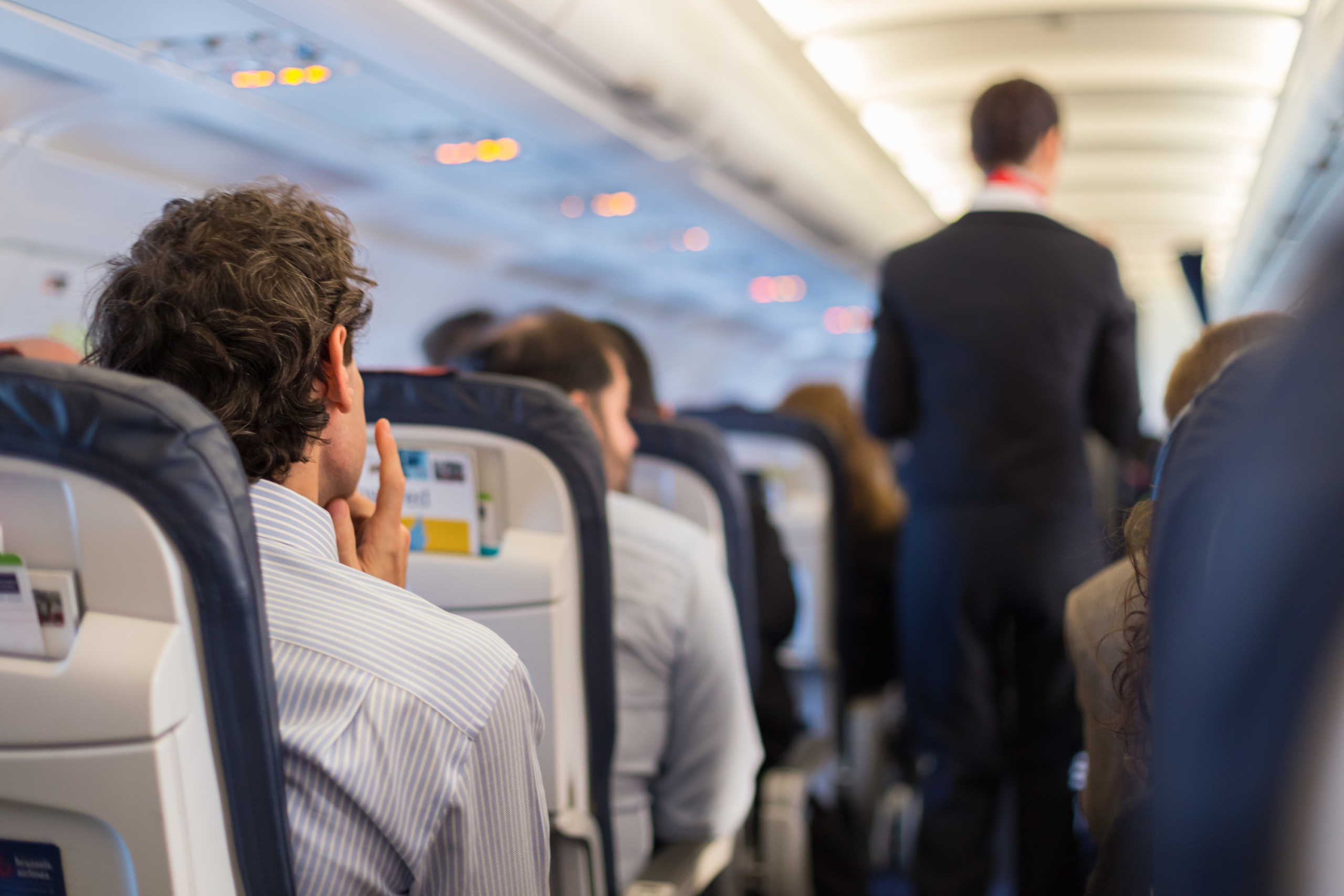 Khi tiếp viên hàng không đang phục vụ đồ uống hoặc bữa ăn, đừng bấm chuông phục vụ trừ khi bạn không khỏe hoặc gặp trường hợp khẩn cấp. (Ảnh: Shutterstock)