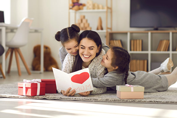 Chuyên gia cho biết có ba bí quyết để xây dựng mối quan hệ không thể phá vỡ giữa cha mẹ và con cái. (Ảnh: Shutterstock)