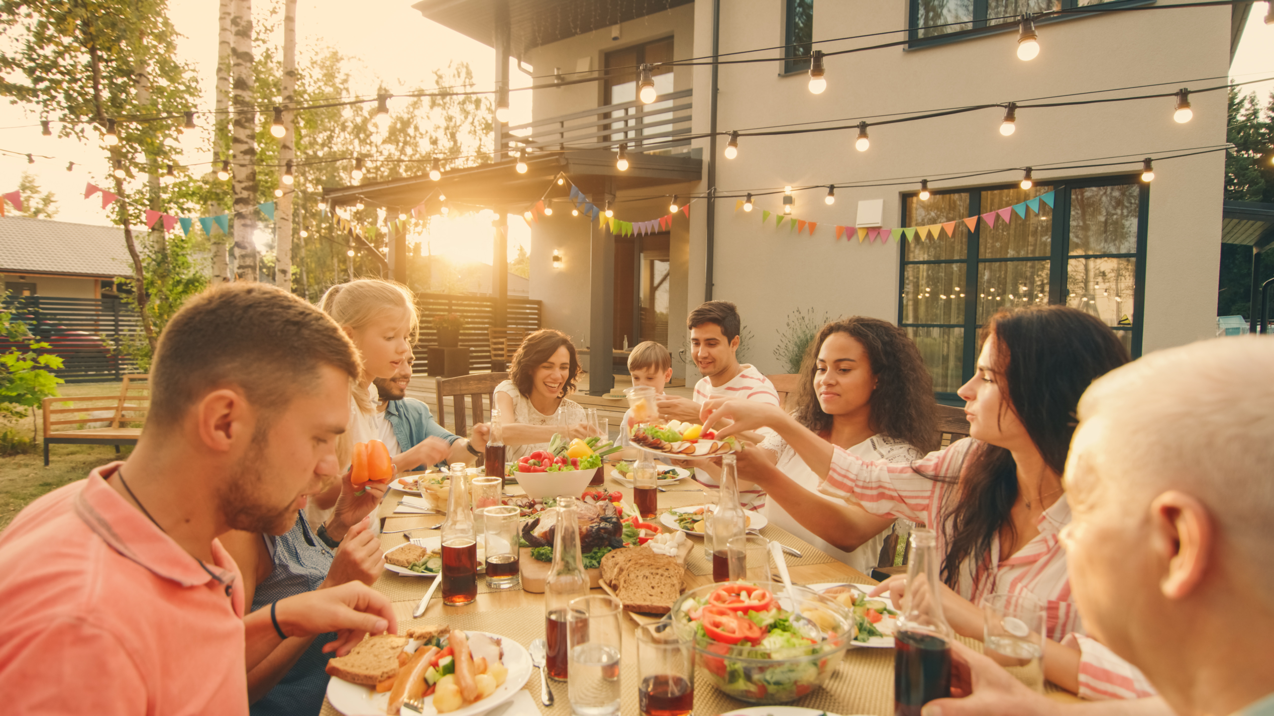 Bữa ăn gia đình rất quan trọng, ngay cả khi mọi người chỉ ăn cùng nhau một lần một tuần. Với những món ăn ngon, những người thân yêu và những cuộc thảo luận sôi nổi, thật khó để từ bỏ bữa tối gia đình truyền thống này. (Ảnh: Shutterstock)
