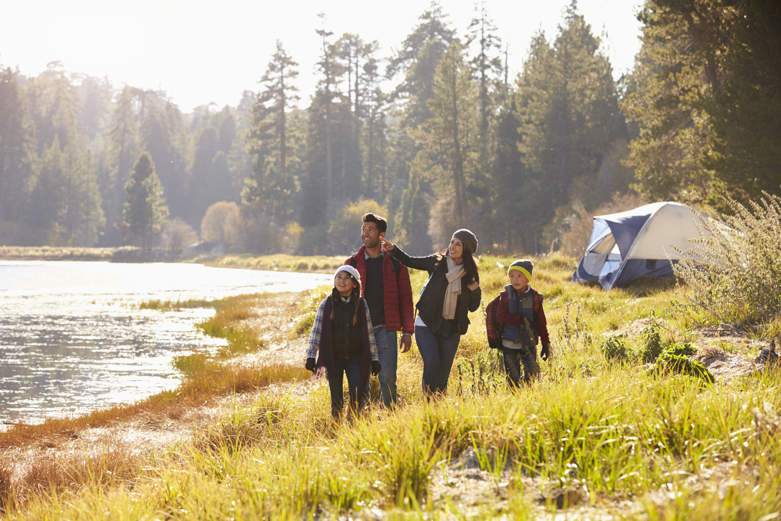 Các kỳ nghỉ gia đình như cắm trại sẽ giúp người trong nhà thân thiết hơn, tạo ra những trải nghiệm có thể cùng nhau hồi tưởng và trò chuyện. Ảnh minh họa. (Ảnh: Shutterstock)
