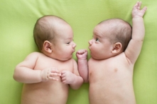 Một cặp song sinh chào đời cách nhau 40 phút ở New Jersey, Hoa Kỳ, nhưng ngày sinh lại khác nhau. Ảnh minh họa. (Ảnh: Shutterstock)