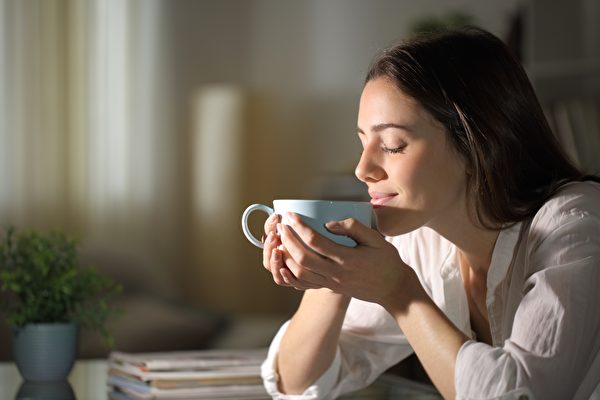 Các chuyên gia cho biết thói quen trong sinh hoạt có thể khiến mọi người lo lắng hơn vào buổi sáng. (Ảnh: Shutterstock)