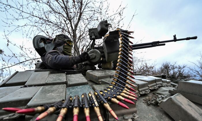 Một sĩ quan Ukraine kiểm tra súng máy của xe tăng sau khi nạp đạn trong quá trình huấn luyện quân sự gần tiền tuyến, trong bối cảnh Nga tấn công Ukraine, ở Vùng Zaporizhzhia, Ukraine, vào ngày 29/03/2023. (Ảnh: Stringer/Reuters)