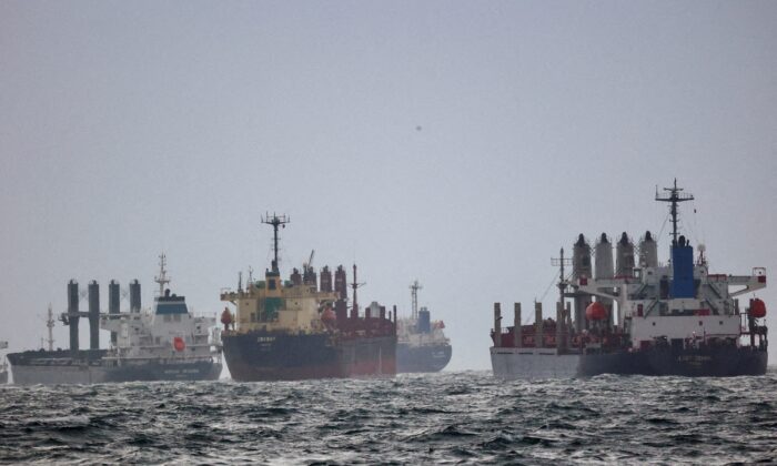 Các tàu đang chờ kiểm tra theo Sáng kiến Ngũ cốc Hắc Hải, do Liên Hiệp Quốc và Thổ Nhĩ Kỳ làm trung gian, tại khu neo đậu phía nam eo biển Bosphorus ở Istanbul hôm 11/12/2022. (Ảnh: Yoruk Isik/Reuters)