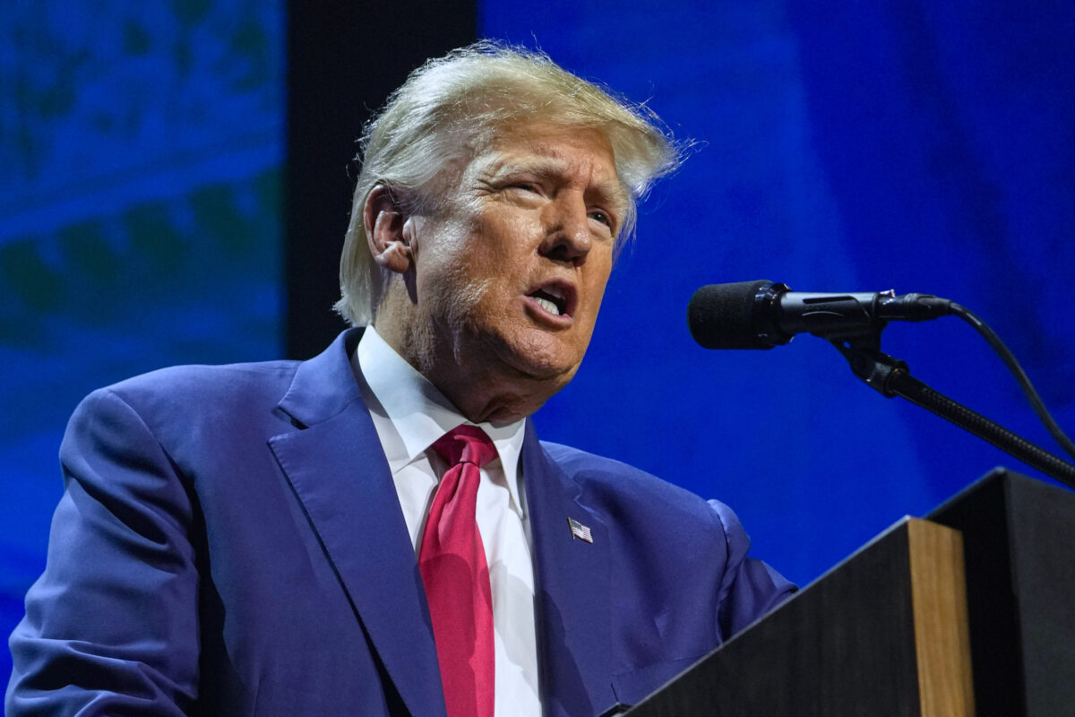 Cựu Tổng thống Donald Trump diễn thuyết tại Hội nghị Hiệp hội Súng trường Quốc gia ở Indianapolis, hôm 14/04/2023. (Ảnh: Michael Conroy/AP)