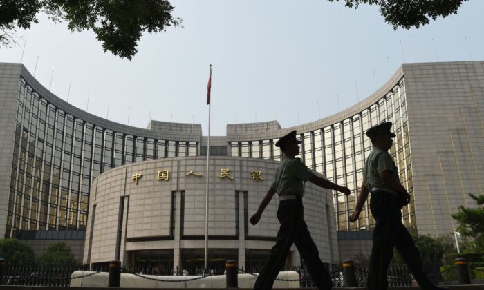 Cảnh sát bán quân sự tuần tra trước Ngân hàng Nhân dân Trung Quốc, ngân hàng trung ương của Trung Quốc, tại Bắc Kinh hôm 08/07/2015. (Ảnh: Greg Baker/AFP qua Getty Images)