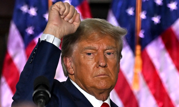 Cựu Tổng thống Donald Trump ra hiệu sau khi diễn thuyết tại Câu lạc bộ Golf Quốc gia Trump Bedminster ở Bedminster, New Jersey, hôm 13/06/2023. (Ảnh: Ed Jones/AFP qua Getty Images)