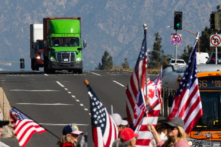 Mọi người tập trung tại El Monte, California, để thể hiện sự ủng hộ dành cho những tài xế xe tải tham gia một đoàn xe từ Los Angeles đến Hoa Thịnh Đốn để phản đối các quy định bắt buộc liên quan đến virus corona vào ngày 25/02/2022. (Ảnh: John Fredricks/The Epoch Times)