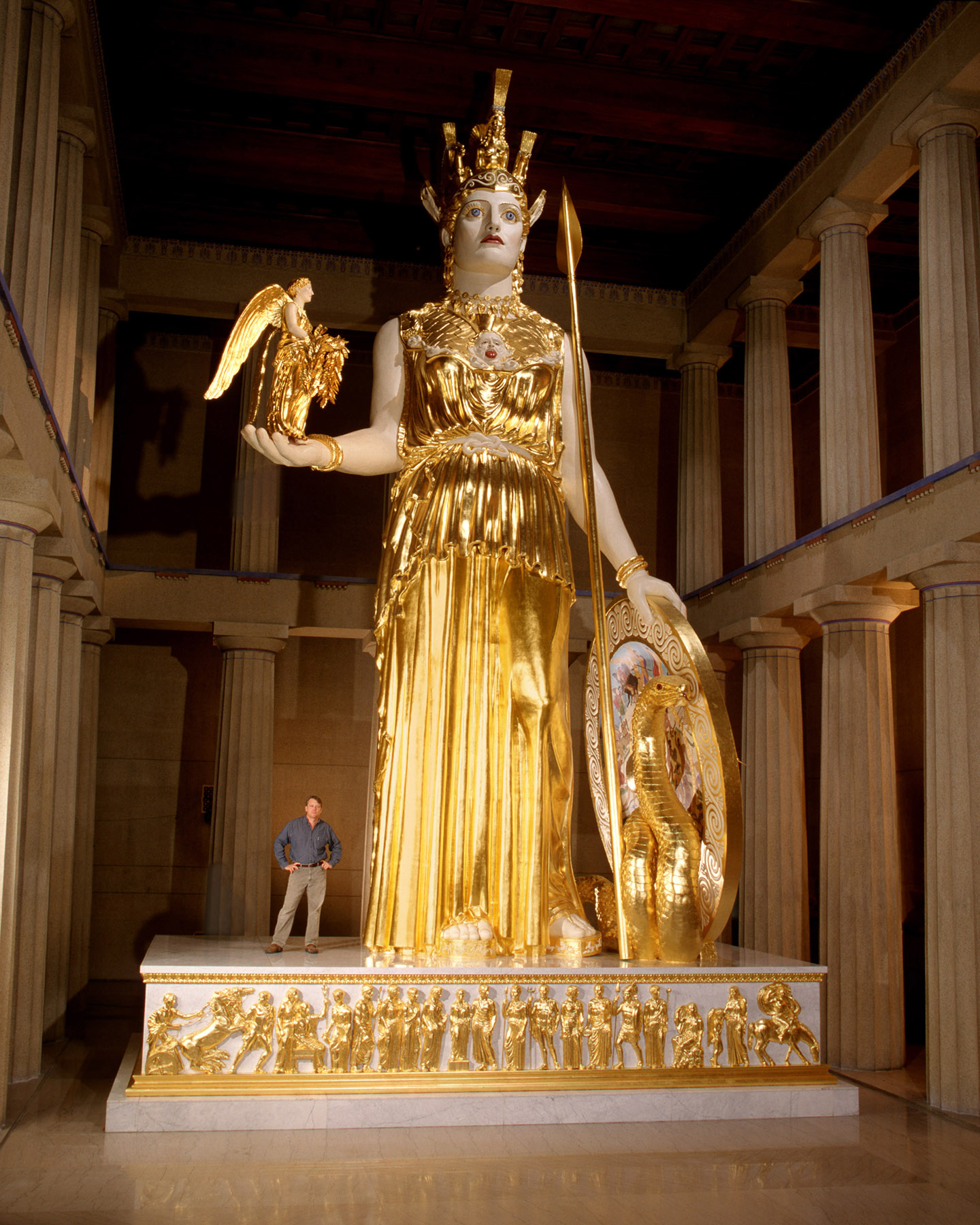 Tượng “Athena Parthenos” năm 1990 của điêu khắc gia Alan LeQuire là tác phẩm điêu khắc trong nhà lớn nhất ở thế giới Tây phương. (Ảnh: Tài liệu công cộng)