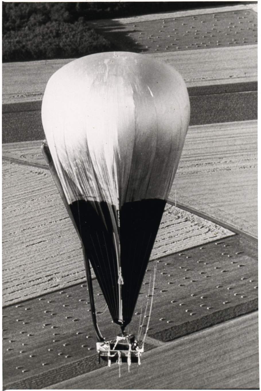 Chiếc khinh khí cầu Double Eagle II bay lên trên Presque Isle, tiểu bang Maine, cố gắng vượt Đại Tây Dương. (Ảnh: Tài liệu công cộng)