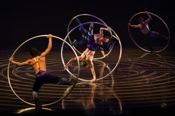 Những chiếc vòng cỡ đại xoay tròn với tốc độ chóng mặt trong vở “Corteo.” (Ảnh: Maja Prgomet/Cirque du Soleil 2023)