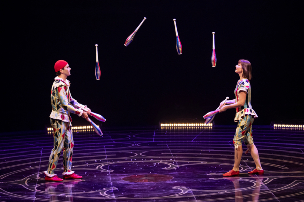 Những chú hề tung hứng trình diễn trong vở “Corteo.” (Ảnh: Maja Prgomet/Cirque du Soleil 2023)