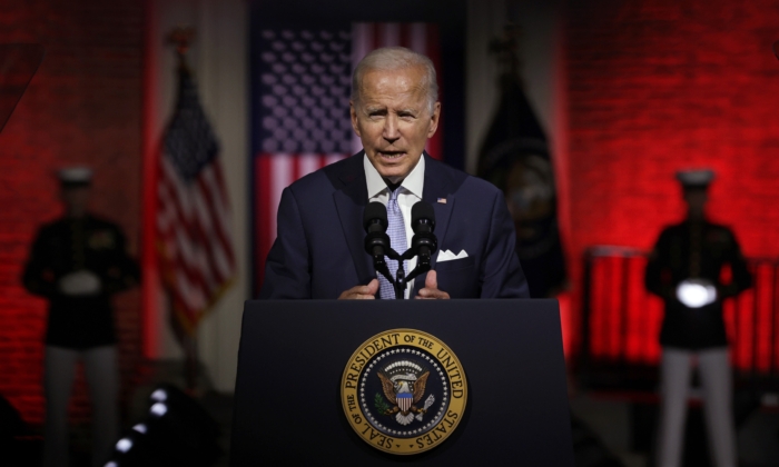 Tổng thống Joe Biden có bài diễn văn vào giờ vàng tại Công viên Lịch sử Quốc gia Độc lập ở Philadelphia, Pennsylvania, vào ngày 01/09/2022. (Ảnh: Alex Wong/Getty Images)